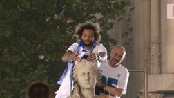 VIDEO / Marcelo, che festa! A Madrid anche le statue sono del Real