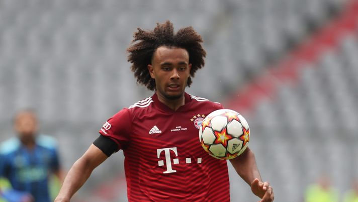 MUNICH, GERMANY - JULY 24: Joshua Zirkzee of FC Bayern Muenchen controls the ball during the Audi Football Summit match between FC Bayern Muenchen and Ajax Amsterdam at Allianz Arena on July 24, 2021 in Munich, Germany. (Photo by Alexandra Beier/Getty Images) Gazzetta – Sì di Zirkzee, ma occhio a Barrow: Shomurodov resta aperta - immagine 1