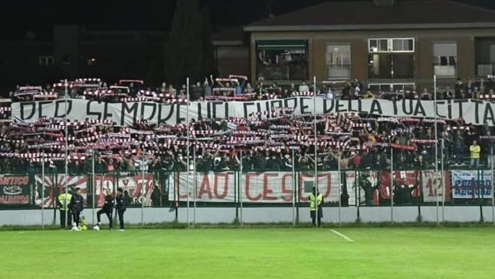 La Vis Pesaro vince il derby a Fano e i suoi tifosi dedicano lo striscione a Francesco Marchionni 