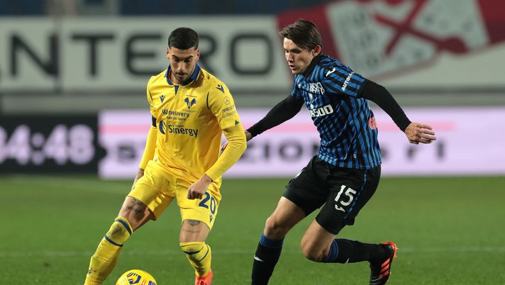 BERGAMO, ITALY - NOVEMBER 28: Mattia Zaccagni of Hellas Verona F.C. battles for possession with Marten de Roon of Atalanta B.C. during the Serie A match between Atalanta BC and Hellas Verona FC at Gewiss Stadium on November 28, 2020 in Bergamo, Italy. Football Stadiums around Europe remain empty due to the Coronavirus Pandemic as Government social distancing laws prohibit fans inside venues resulting in fixtures being played behind closed doors. (Photo by Emilio Andreoli/Getty Images) 