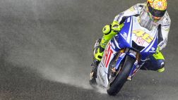 MotoGP Rossi in Austria mago sotto la pioggia: la festa ai box