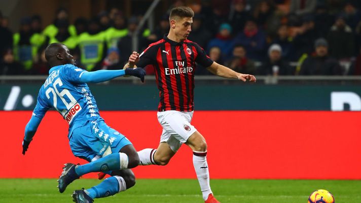 MILAN, ITALY - JANUARY 26:  Krzysztof Piatek (R) of AC Milan is challenged by Kalidou Koulibaly (L) of SSC Napoli during the Serie A match between AC Milan and SSC Napoli at Stadio Giuseppe Meazza on January 26, 2019 in Milan, Italy.  (Photo by Marco Luzzani/Getty Images) 