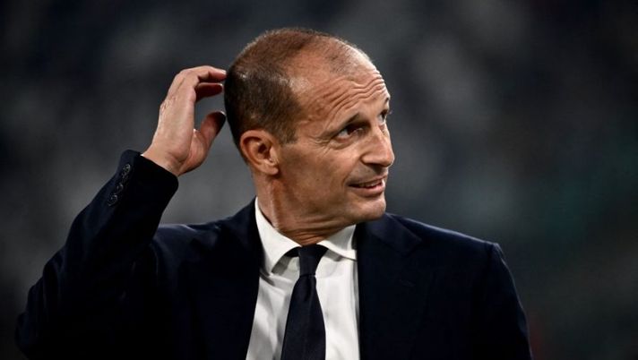 Juventus' Italian coach Massimiliano Allegri looks on prior to the Italian Serie A football match between Juventus and Sassuolo on August 15, 2022 at the Juventus stadium in Turin. (Photo by Marco BERTORELLO / AFP) (Photo by MARCO BERTORELLO/AFP via Getty Images) Allegri: “Rabiot infortunato! Milik, Vlahovic, Paredes, Bonucci, Di Maria, Chiesa e Pogba…” - immagine 1