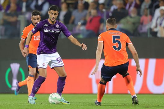 FLORENCE, ITALY - OCTOBER 27: Rolando Mandragora of ACF Fiorentina in action during the UEFA Europa Conference League group A match between ACF Fiorentina and Istanbul Basaksehir at Stadio Artemio Franchi on October 27, 2022 in Florence, Italy. (Photo by Gabriele Maltinti/Getty Images) Giannattasio (RadioFV): “Mandragora? È uno degli errori della società viola”- immagine 3