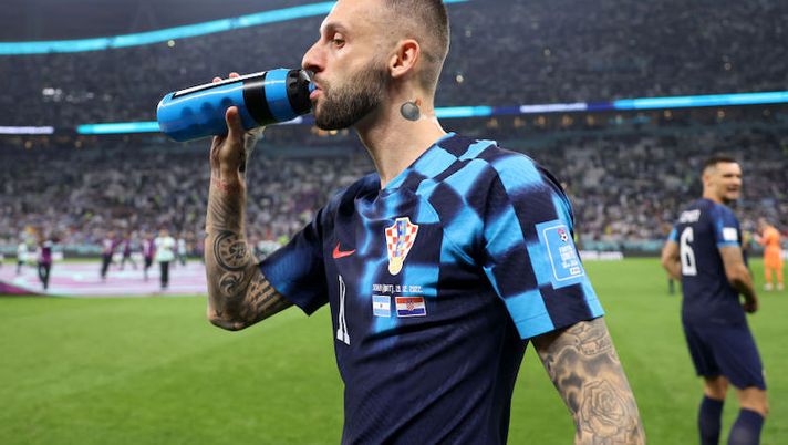 LUSAIL CITY, QATAR - DECEMBER 13: Marcelo Brozovic of Croatia is seen prior to the FIFA World Cup Qatar 2022 semi final match between Argentina and Croatia at Lusail Stadium on December 13, 2022 in Lusail City, Qatar. (Photo by Buda Mendes/Getty Images) ? VIDEO – Brozovic diventa capo ultras davanti ai tifosi croati in festa - immagine 1