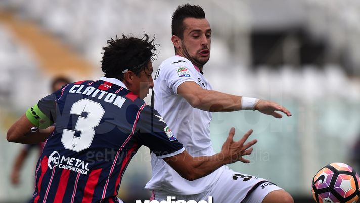 PESCARA, ITALY - SEPTEMBER 18: Claiton Machado dos Santos (L) of Crotone and Ilija Nestorovski of Palermo compete for the ball during the Serie A match between FC Crotone and US Citta di Palermo at Adriatico Stadium on September 18, 2016 in Pescara, Italy.  (Photo by Tullio M. Puglia/Getty Images) 