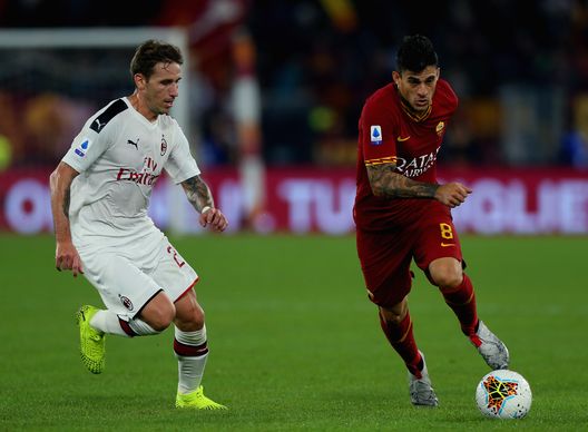  ROME, ITALY - OCTOBER 27: Diego Perotti of AS Roma competes for the ball with Lucas Biglia of AC Milan during the Serie A match between AS Roma and AC Milan at Stadio Olimpico on October 27, 2019 in Rome, Italy. (Photo by Paolo Bruno/Getty Images) 