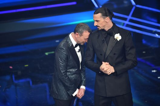 Ibrahimovic e Amadeus sul palco del Festival di Sanremo Ibrahimovic e Amadeus sul palco del Festival di Sanremo
