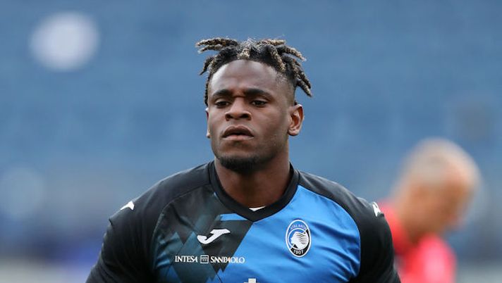 ROME, ITALY - APRIL 22: Duvan Zapata of Atalanta BC warms up prior to the Serie A match between AS Roma and Atalanta BC at Stadio Olimpico on April 22, 2021 in Rome, Italy. Sporting stadiums around Italy remain under strict restrictions due to the Coronavirus Pandemic as Government social distancing laws prohibit fans inside venues resulting in games being played behind closed doors. (Photo by Paolo Bruno/Getty Images) Atalanta, infortunio per Zapata: out con la Juve, il motivo! Miranchuk è KO, per Hateboer… - immagine 1