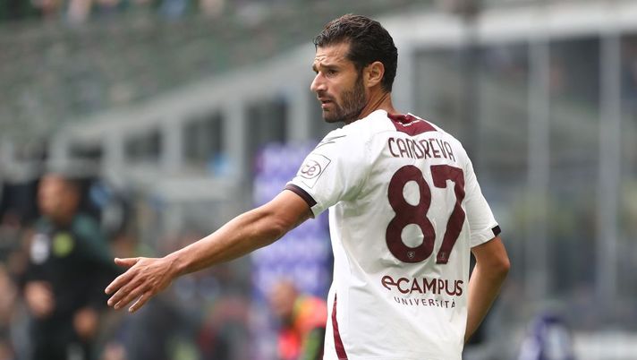 MILAN, ITALY - OCTOBER 16: Antonio Candreva of US Salernitana gestures during the Serie A match between FC Internazionale and US Salernitana at Stadio Giuseppe Meazza on October 16, 2022 in Milan, Italy. (Photo by Marco Luzzani/Getty Images) Candreva contro Giampaolo: “Sul mio addio alla Sampdoria chiedete a lui” - immagine 1