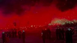 Tifo psichedelico al derby di Casablanca: i rossi raggiungono i verdi al minuto 113…