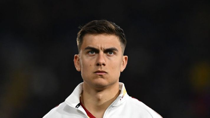 CREMONA, ITALY - FEBRUARY 28: Paulo Dybala of AS Roma looks on prior to the Serie A match between US Cremonese and AS Roma at Stadio Giovanni Zini on February 28, 2023 in Cremona, Italy. (Photo by Alessandro Sabattini/Getty Images) Sky: “La gestione di Dybala contro l’Inter, scenderà in campo solo se…” - immagine 1
