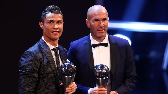 LONDON, ENGLAND - OCTOBER 23: Cristiano Ronaldo of Portugal and Real Madrid CF wins The best Fifa men's player and Zinedine Zidane of France and Real Madrid CF wins The Best FIFA Men's Coach during The Best FIFA Football Awards Show on October 23, 2017 in London, England. (Photo by Michael Steele/Getty Images) L’ex vice di Zidane: “A Zizou non gliene frega nulla di essere un personaggio. Con CR7 devi essere preciso…” - immagine 1
