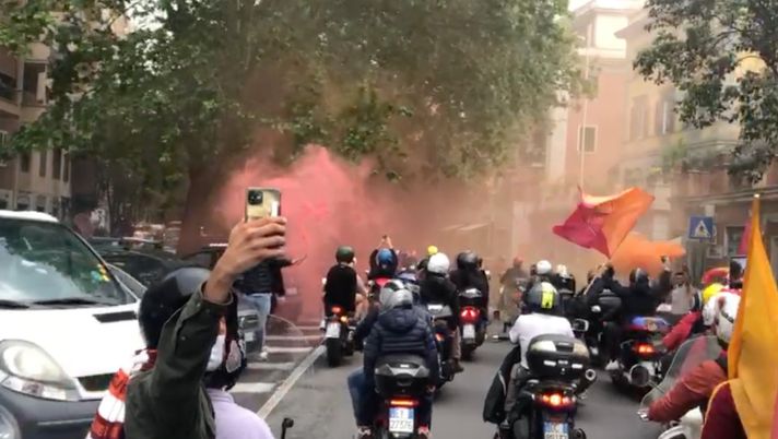 Roma, delirio in città: 300 tifosi scortano la squadra fino all’Olimpico – VIDEO - immagine 1