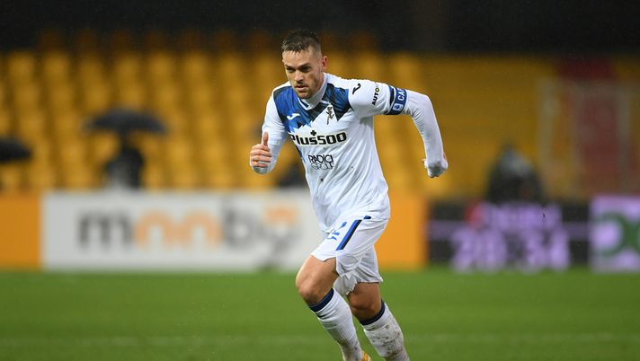 BENEVENTO, ITALY - JANUARY 09: Rafael Toloi of Atalanta BC during the Serie A match between Benevento Calcio and Atalanta BC at Stadio Ciro Vigorito on January 09, 2021 in Benevento, Italy. Sporting stadiums around Italy remain under strict restrictions due to the Coronavirus Pandemic as Government social distancing laws prohibit fans inside venues resulting in games being played behind closed doors. (Photo by Francesco Pecoraro/Getty Images) BENEVENTO, ITALY - JANUARY 09: Rafael Toloi of Atalanta BC during the Serie A match between Benevento Calcio and Atalanta BC at Stadio Ciro Vigorito on January 09, 2021 in Benevento, Italy. Sporting stadiums around Italy remain under strict restrictions due to the Coronavirus Pandemic as Government social distancing laws prohibit fans inside venues resulting in games being played behind closed doors. (Photo by Francesco Pecoraro/Getty Images)