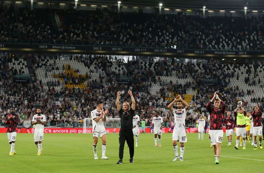 TURIN, ITALY - SEPTEMBER 11: Davide Nicola, Head Coach of Salernitana and players applaud the fans following the Serie A match between Juventus and Salernitana at on September 11, 2022 in Turin, Italy. (Photo by Jonathan Moscrop/Getty Images) Nicola: “Il Var ha dimostrato che questo gioco ha una credibilità”- immagine 2