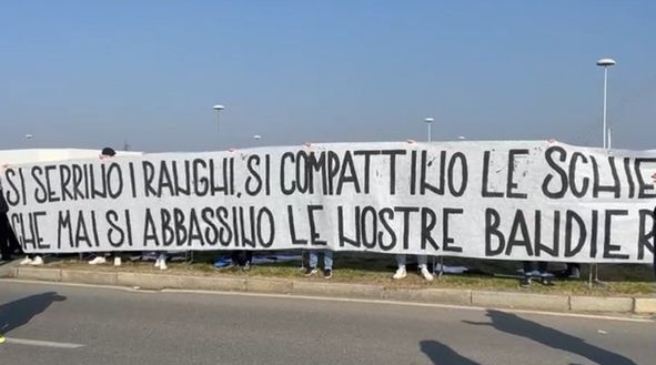 Juve-Monza, i tifosi vicini ai bianconeri: gli striscioni fuori dallo Stadium- immagine 2