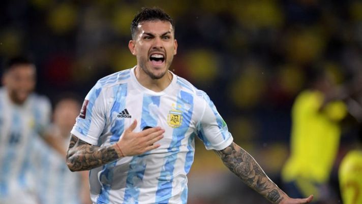 Argentina's Leandro Paredes celebrates after scoring against Colombia during their South American qualification football match for the FIFA World Cup Qatar 2022 at the Roberto Melendez Metropolitan Stadium in Barranquilla, Colombia, on June 8, 2021. (Photo by Raul ARBOLEDA / AFP) (Photo by RAUL ARBOLEDA/AFP via Getty Images) Di Marzio: “Paredes, la Juve e la vera situazione. Ecco cosa sta succedendo” - immagine 1