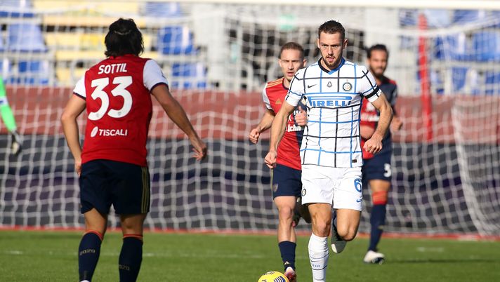 CAGLIARI, ITALY - DECEMBER 13: Stefan de Vrij of Inter in action during the Serie A match between Cagliari Calcio and FC Internazionale at Sardegna Arena on December 13, 2020 in Cagliari, Italy. (Photo by Enrico Locci/Getty Images) 
