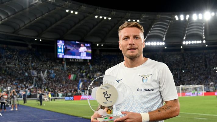 Ciro Immobile riceve il premio da capocannoniere