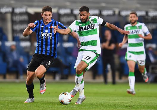  BERGAMO, ITALY - JUNE 21: Mattia Caldara of Atalanta and Gregoire Defrel compete for the ball during the Serie A match between Atalanta BC and US Sassuolo at Gewiss Stadium on June 21, 2020 in Bergamo, Italy. (Photo by Claudio Villa/Getty Images) 