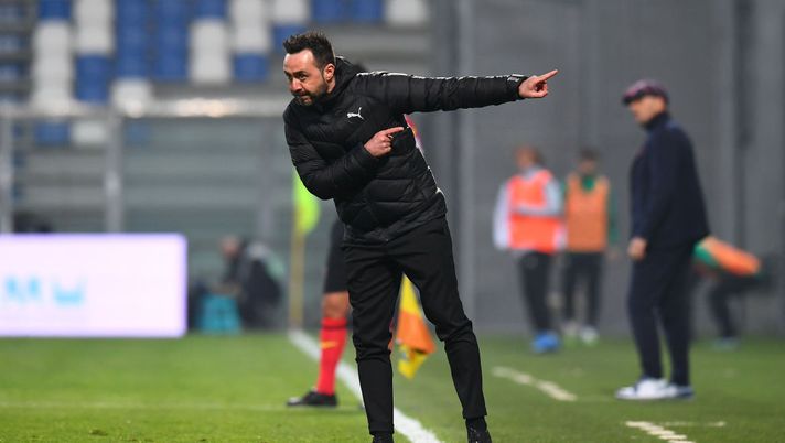 REGGIO NELL'EMILIA, ITALY - FEBRUARY 20: Roberto De Zerbi, Head Coach of U.S. Sassuolo Calcio gis his team instructions during the Serie A match between US Sassuolo  and Bologna FC at Mapei Stadium - Città del Tricolore on February 20, 2021 in Reggio nell'Emilia, Italy. Sporting stadiums around Italy remain under strict restrictions due to the Coronavirus Pandemic as Government social distancing laws prohibit fans inside venues resulting in games being played behind closed doors. (Photo by Alessandro Sabattini/Getty Images) 