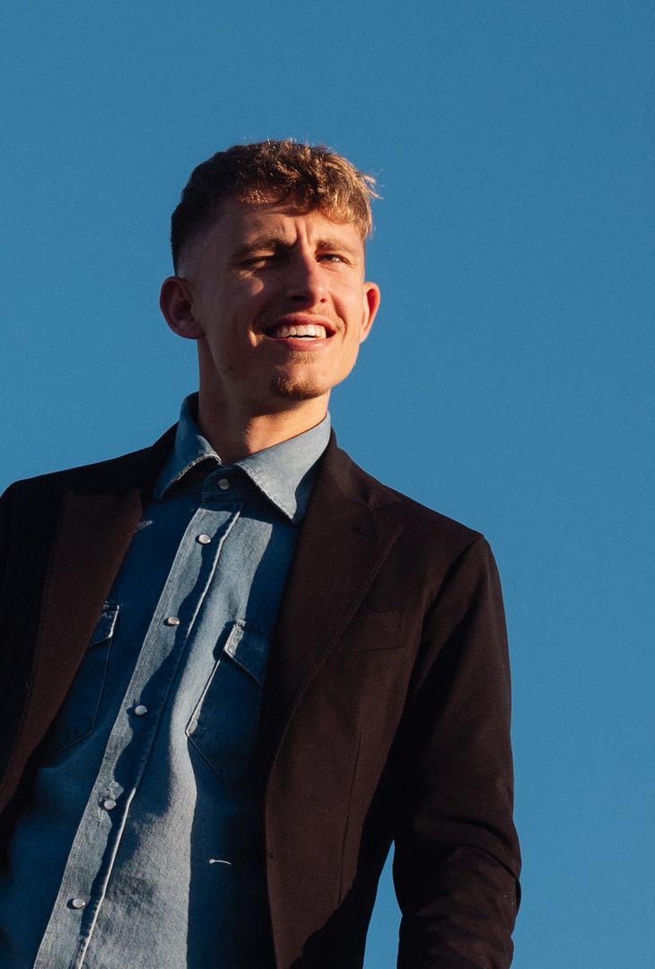 Anche Geolier sull'aereo degli azzurri diretti a Barcellona