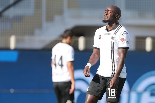 LA SPEZIA, ITALY - OCTOBER 16: Mbala Nzola of Spezia Calcio reacts during the Serie A match between Spezia Calcio and US Salernitana at Stadio Alberto Picco on October 16, 2021 in La Spezia, Italy. (Photo by Gabriele Maltinti/Getty Images) Spezia, Thiago Motta si affida a Nzola: solo quattro gol in tutto 2021… - immagine 1