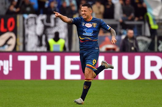 ROME, ITALY - NOVEMBER 10: Gianluca Lapadula of US Lecce celebrates a frist goal during the Serie A match between SS Lazio and US Lecce at Stadio Olimpico on November 10, 2019 in Rome, Italy. (Photo by Marco Rosi/Getty Images) ROME, ITALY - NOVEMBER 10: Gianluca Lapadula of US Lecce celebrates a frist goal during the Serie A match between SS Lazio and US Lecce at Stadio Olimpico on November 10, 2019 in Rome, Italy. (Photo by Marco Rosi/Getty Images)