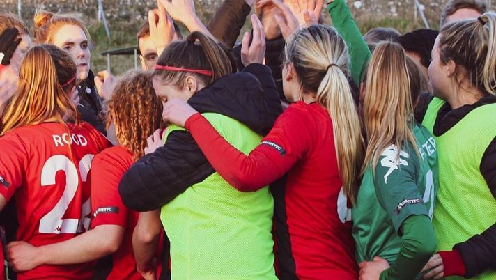 Uomini e donne: la protesta del Lewes per la "povera" FAc Cup femminile Uomini e donne: la protesta del Lewes per la "povera" FAc Cup femminile