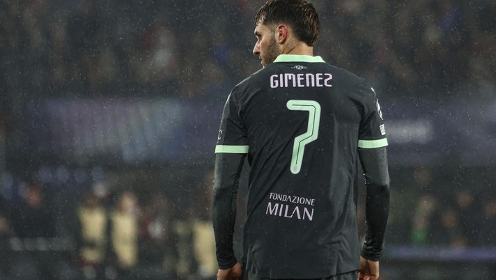 ROTTERDAM, NETHERLANDS - FEBRUARY 12: Santiago Gimenez of AC Milan shows his dejection during the UEFA Champions League 2024/25 League Knockout Play-off first leg match between Feyenoord and AC Milan at Stadion Feijenoord (De Kuip) on February 12, 2025 in Rotterdam, Netherlands. (Photo by Giuseppe Cottini/AC Milan via Getty Images) Ordine: “Gimenez è il meno colpevole, resta da capire questo nel Milan…” - immagine 1