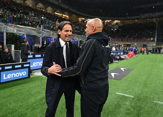 MILAN, ITALY - NOVEMBER 21: Head coach of FC Internazionale Simone Inzaghi shakes hand with head coach of SSC Napoli Luciano Spalletti before the Serie A match between FC Internazionale and SSC Napoli at Stadio Giuseppe Meazza on November 21, 2021 in Milan, Italy. (Photo by Mattia Ozbot - Inter/Inter via Getty Images ) C’era una volta la partita delle 15: Inter e Roma mai di domenica in questa stagione…. - immagine 1