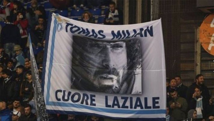 “Tomas Milian cuore laziale”: tifosi della Roma furiosi per lo stendardo della Nord – FOTO 