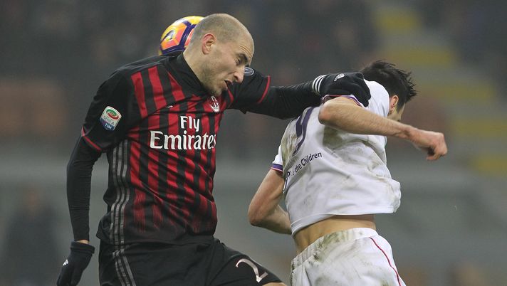 MILAN, ITALY - FEBRUARY 19:  Gabriel Paletta of AC Milan competes for the ball with Nikola Kalinic of ACF Fiorentina during the Serie A match between AC Milan and ACF Fiorentina at Stadio Giuseppe Meazza on February 19, 2017 in Milan, Italy.  (Photo by Marco Luzzani/Getty Images) 