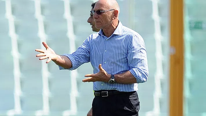 PESCARA, ITALY - MAY 01:  Luigi Cagni head coach of Vicenza during the Serie B match between Pescara Calcio and Vicenza Calcio at Adriatico Stadium on May 1, 2012 in Pescara, Italy.  (Photo by Giuseppe Bellini/Getty Images)
