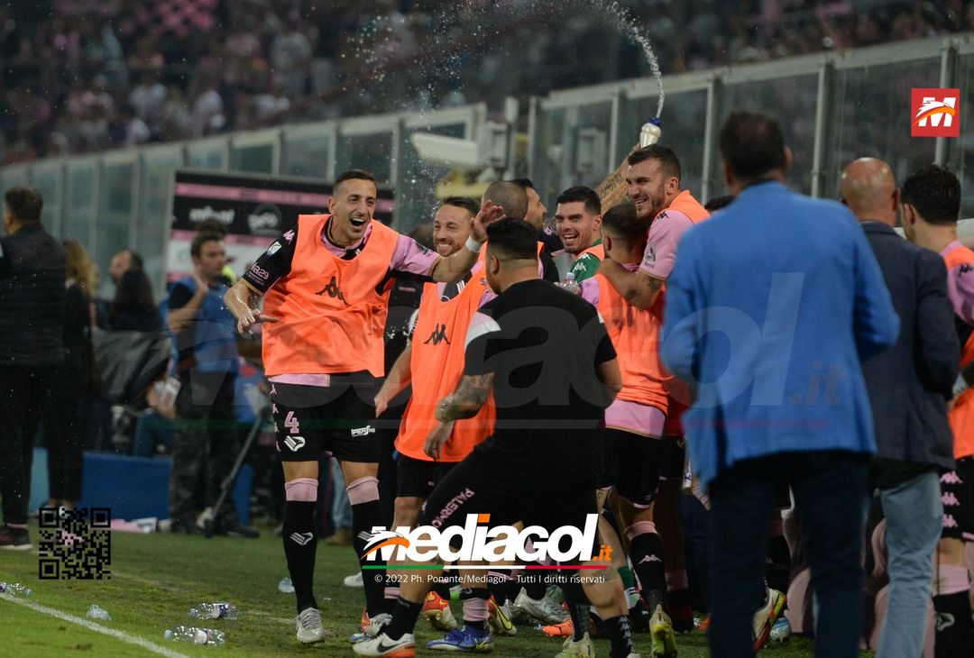 FOTO Palermo in Serie B, i festeggiamenti dei rosanero al Renzo Barbera (Gallery) - immagine 4