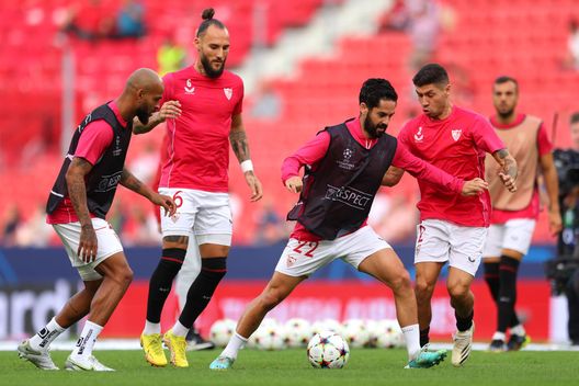 (Photo by Fran Santiago/Getty Images) Quel che si temeva: Isco salta il derby Betis-Siviglia per squalifica- immagine 2