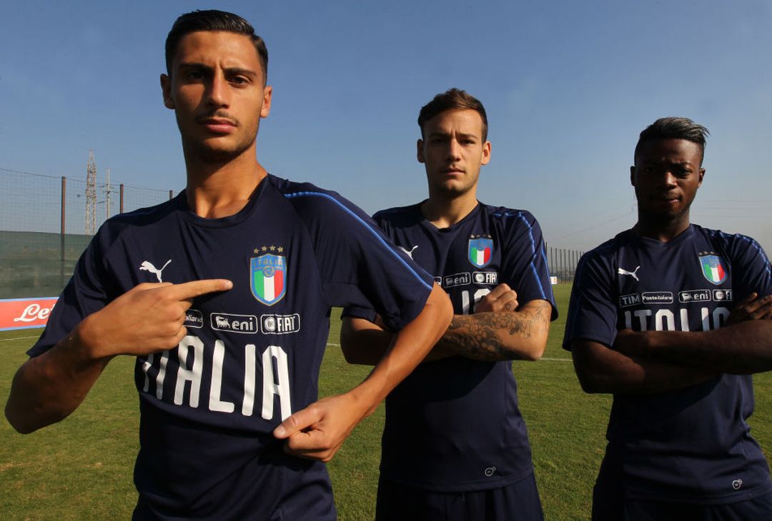  ROME, ITALY - OCTOBER 03:  (L-R) , Rolando Mandragora, Alessandro Murgia, Claud Adjapong, of Italy U21 pose with Italian Football Federation (FIGC) new logo during the Italy U21 training session on October 3, 2017 in Rome, Italy.  (Photo by Paolo Bruno/Getty Images) 