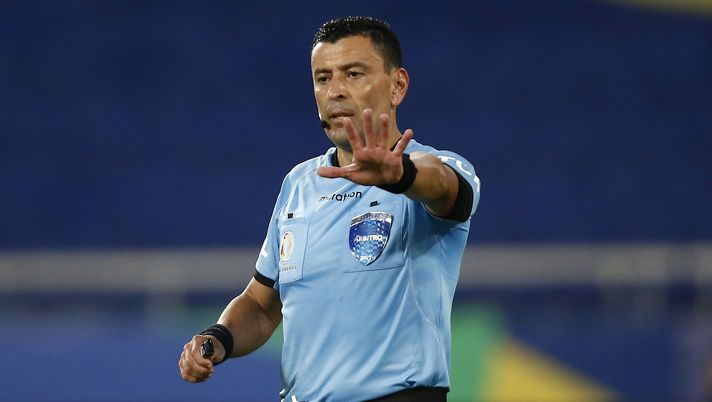 RIO DE JANEIRO, BRAZIL - JUNE 20: Referee Roberto Tobar gestures during a Group B match between Venezuela and Ecuador as part of Copa America Brazil 2021 at Estadio Olímpico Nilton Santos on June 20, 2021 in Rio de Janeiro, Brazil. (Photo by Wagner Meier/Getty Images) RIO DE JANEIRO, BRAZIL - JUNE 20: Referee Roberto Tobar gestures during a Group B match between Venezuela and Ecuador as part of Copa America Brazil 2021 at Estadio Olímpico Nilton Santos on June 20, 2021 in Rio de Janeiro, Brazil. (Photo by Wagner Meier/Getty Images)