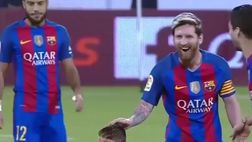 VIDEO / Un bimbo afghano realizza il sogno di conoscere Messi e non vuole più lasciarlo