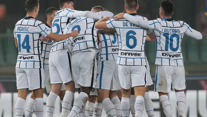 VERONA, ITALY - DECEMBER 23: Milan Skriniar (Can not be seen) of Internazionale celebrates with Ivan Perisic, Stefan de Vrij and team mates after scoring their sides second goal during the Serie A match between Hellas Verona FC and FC Internazionale at Stadio Marcantonio Bentegodi on December 23, 2020 in Verona, Italy. Sporting stadiums around Italy remain under strict restrictions due to the Coronavirus Pandemic as Government social distancing laws prohibit fans inside venues resulting in games being played behind closed doors. (Photo by Emilio Andreoli/Getty Images)