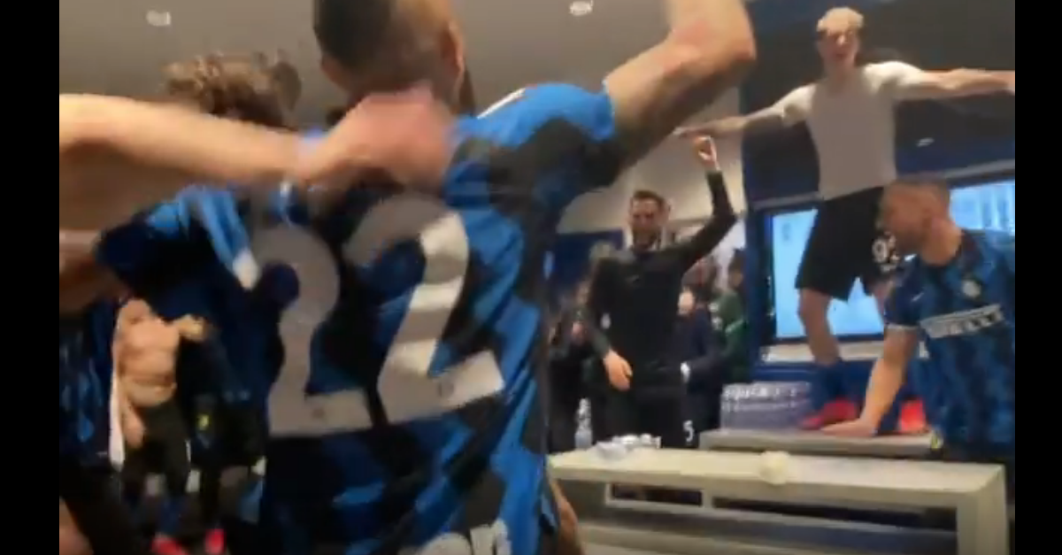 VIDEO Inter è festa nello spogliatoio I giocatori in coro Chi non salta rossonero è FC