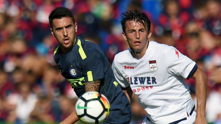 CROTONE, ITALY - SEPTEMBER 16: Matias Vecino (L) of Internazionale and Ante Budimir of Crotone compete for the ball in action during the Serie A match between FC Crotone and FC Internazionale at Stadio Comunale Ezio Scida on September 16, 2017 in Crotone, Italy. (Photo by Tullio M. Puglia/Getty Images) Inter, Vecino alla Nainggolan: è l’ultima idea di Spalletti per la trequarti - immagine 1