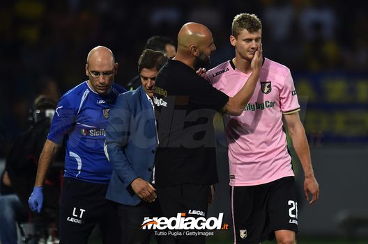 FROSINONE, ITALY - JUNE 16: Pawel Dawidowicz of Palermo is comforted by Head Coach Roberto Stellone as he leaves the pitch after an injury during the serie B playoff match final between Frosinone Calcio v US Citta di Palermo at Stadio Benito Stirpe on June 16, 2018 in Frosinone, Italy. (Photo by Tullio M. Puglia/Getty Images) FROSINONE, ITALY - JUNE 16: Pawel Dawidowicz of Palermo is comforted by Head Coach Roberto Stellone as he leaves the pitch after an injury during the serie B playoff match final between Frosinone Calcio v US Citta di Palermo at Stadio Benito Stirpe on June 16, 2018 in Frosinone, Italy. (Photo by Tullio M. Puglia/Getty Images)