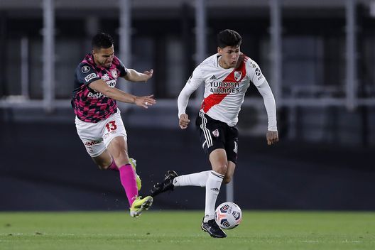  BUENOS AIRES, ARGENTINA - MAY 19: Kelvin Osorio of Independiente Santa Fe competes for the ball with Jorge Carrascal of River Plate during a match between River Plate and Independiente Santa Fe as part of Group D of Copa CONMEBOL Libertadores 2021 at Estadio Monumental Antonio Vespucio Liberti on May 19, 2021 in Buenos Aires, Argentina. (Photo by Juan Ignacio Roncoroni - Pool/Getty Images) 
