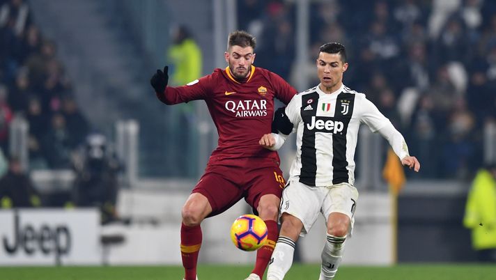 TURIN, ITALY - DECEMBER 22: Cristiano Ronaldo of Juventus competes for the ball with Davide Santon of AS Roma during the Serie A match between Juventus and AS Roma on December 22, 2018 in Turin, Italy.  (Photo by Valerio Pennicino - Juventus FC/Juventus FC via Getty Images)  TURIN, ITALY - DECEMBER 22: Cristiano Ronaldo of Juventus competes for the ball with Davide Santon of AS Roma during the Serie A match between Juventus and AS Roma on December 22, 2018 in Turin, Italy.  (Photo by Valerio Pennicino - Juventus FC/Juventus FC via Getty Images)