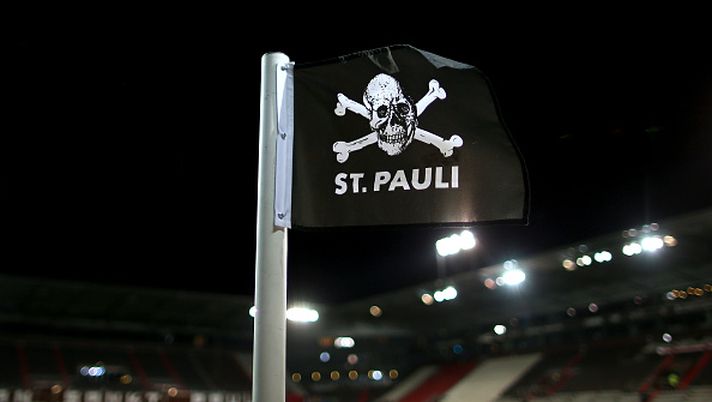 HAMBURG, GERMANY - MARCH 15: A detailed view of a corner flag prior to the Second Bundesliga match between FC St. Pauli and SC Paderborn 07 at Millerntor Stadium on March 15, 2021 in Hamburg, Germany. Sporting stadiums around Germany remain under strict restrictions due to the Coronavirus Pandemic as Government social distancing laws prohibit fans inside venues resulting in games being played behind closed doors. (Photo by Cathrin Mueller/Getty Images) St. Pauli, passi per le luci rosse: ma il presidente storico nazista anche no… - immagine 1