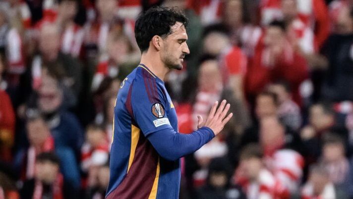 BILBAO, SPAIN - MARCH 13: Mats Hummels of AS Roma is shown the red card from the referee during the UEFA Europa League 2024/25 Round of 16 Second Leg match between Athletic Club and AS Roma at Estadio de San Mames on March 13, 2025 in Bilbao, Spain. (Photo by Fabio Rossi/AS Roma via Getty Images) Hummels: “Il rosso a Bilbao è il più grande errore della mia carriera. Nei giorni successivi…” - immagine 1