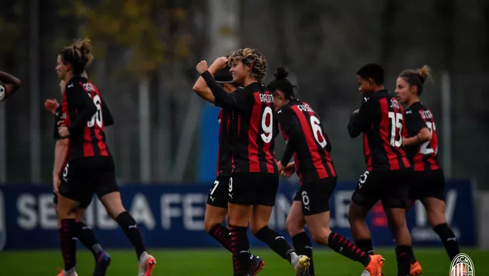 Valentina Giacinti esulta dopo il rigore segnato in Milan-Roma (acmilan)
