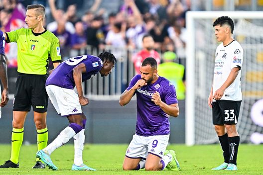 LA SPEZIA, ITALY - OCTOBER 30: Arthur Cabral of Fiorentina (R) celebrates with his team-mate Christian Kouamé after scoring a goal during the Serie A match between Spezia Calcio and ACF Fiorentina at Stadio Alberto Picco on October 30, 2022 in La Spezia, Italy. (Photo by Simone Arveda/Getty Images) Cabral punta gennaio: un mese cruciale per convincere Italiano- immagine 2